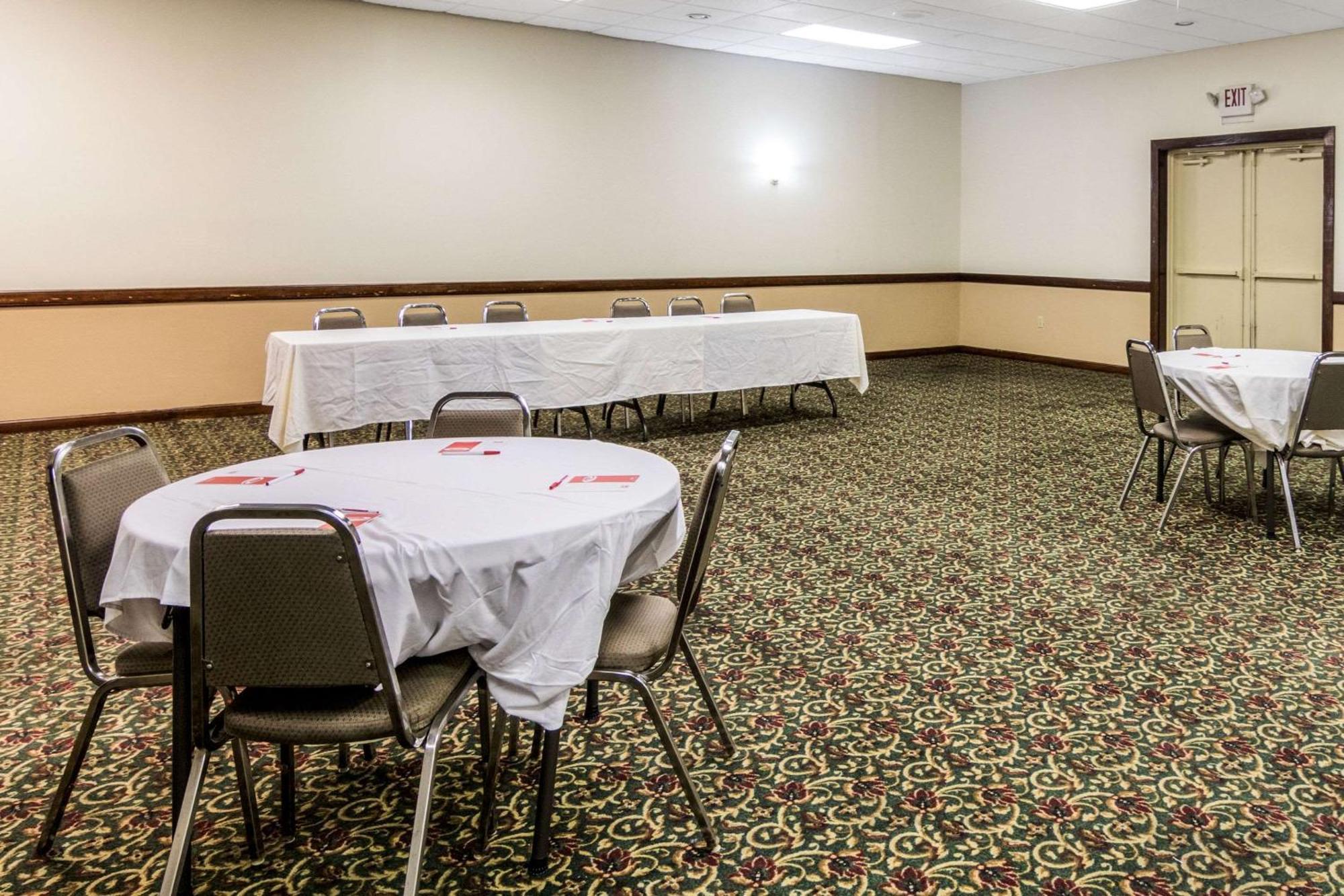 Econo Lodge Inn & Suites Conference Center Dublin Exterior photo